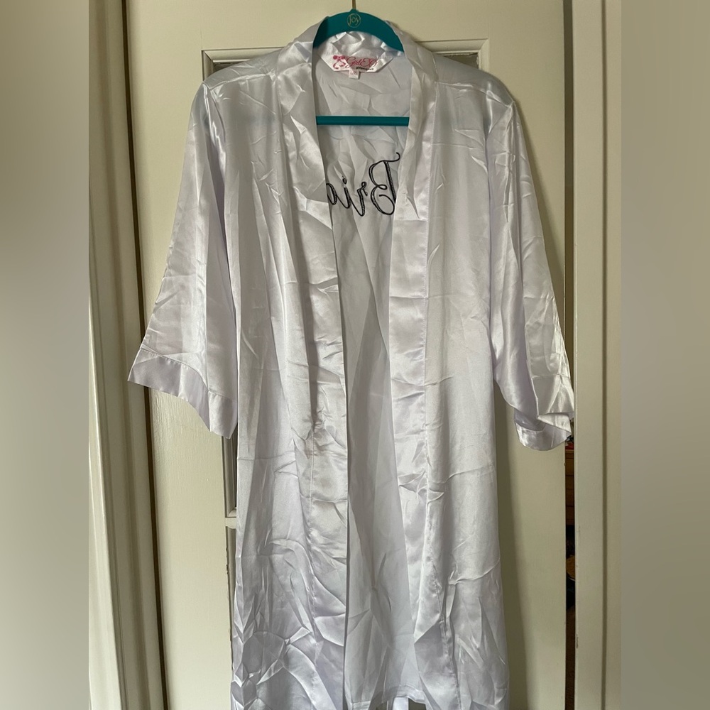 White Embroidered Bride Robe - Picture 2 of 3